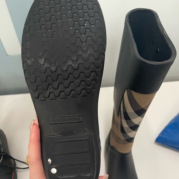 Lightly worn Burberry rain boots! - Picture 6 of 9